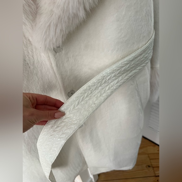 High quality faux fur female coat. Looks gorgeous, good fit, warm - Picture 7 of 9